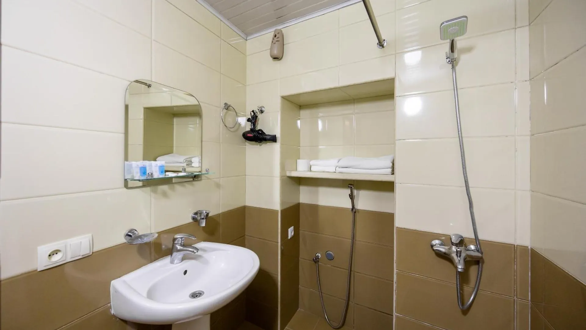 Rustaveli Three Bedroom Apartment Duplex With A Yard Tbilisi 0*,  Gruzie